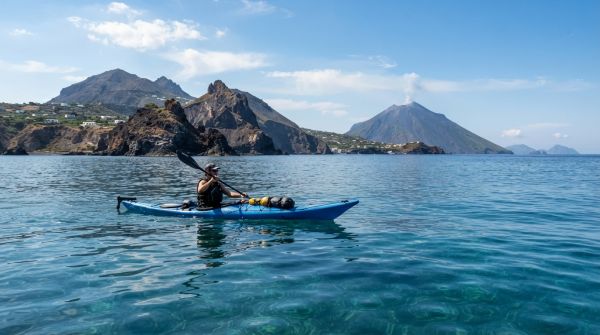 Comment organiser une expédition de kayak dans les îles Éoliennes, Italie : équipements et conseils ?