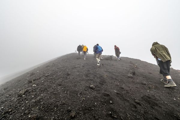 Comment organiser une randonnée pour découvrir les volcans actifs en Indonésie?